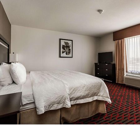 Hampton Inn & Suites By Hilton Летбридж Екстериор снимка