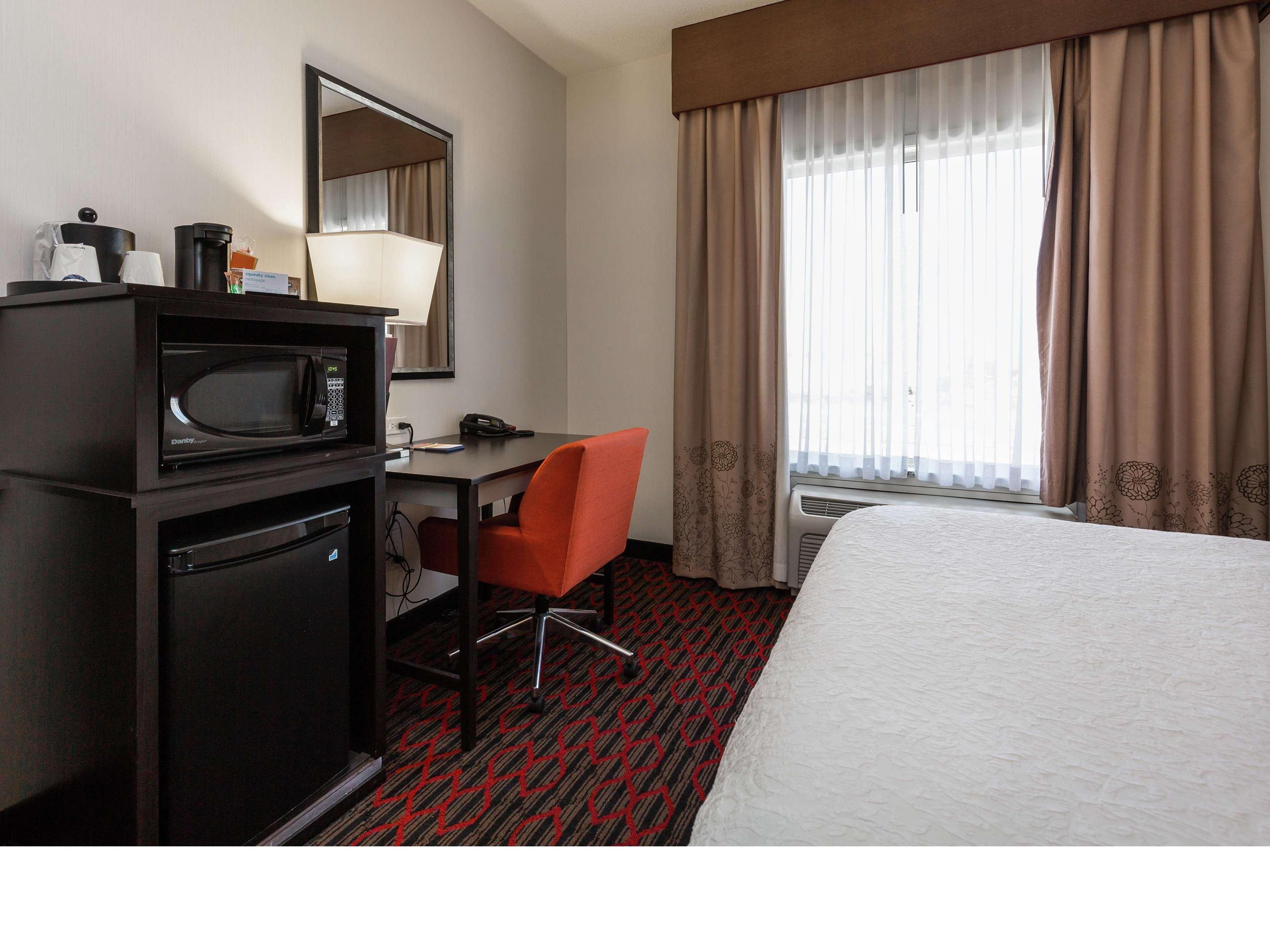 Hampton Inn & Suites By Hilton Летбридж Екстериор снимка