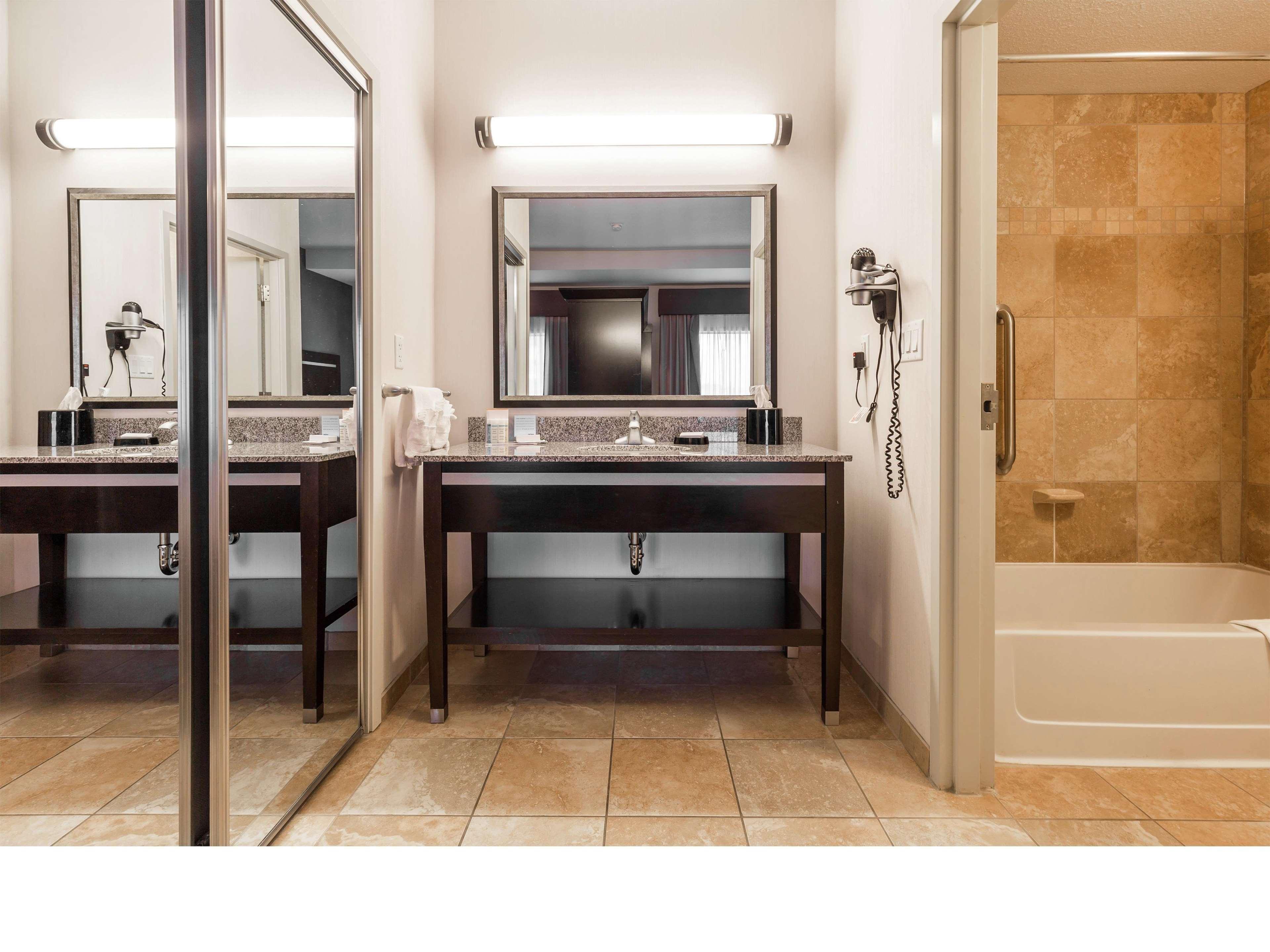 Hampton Inn & Suites By Hilton Летбридж Екстериор снимка