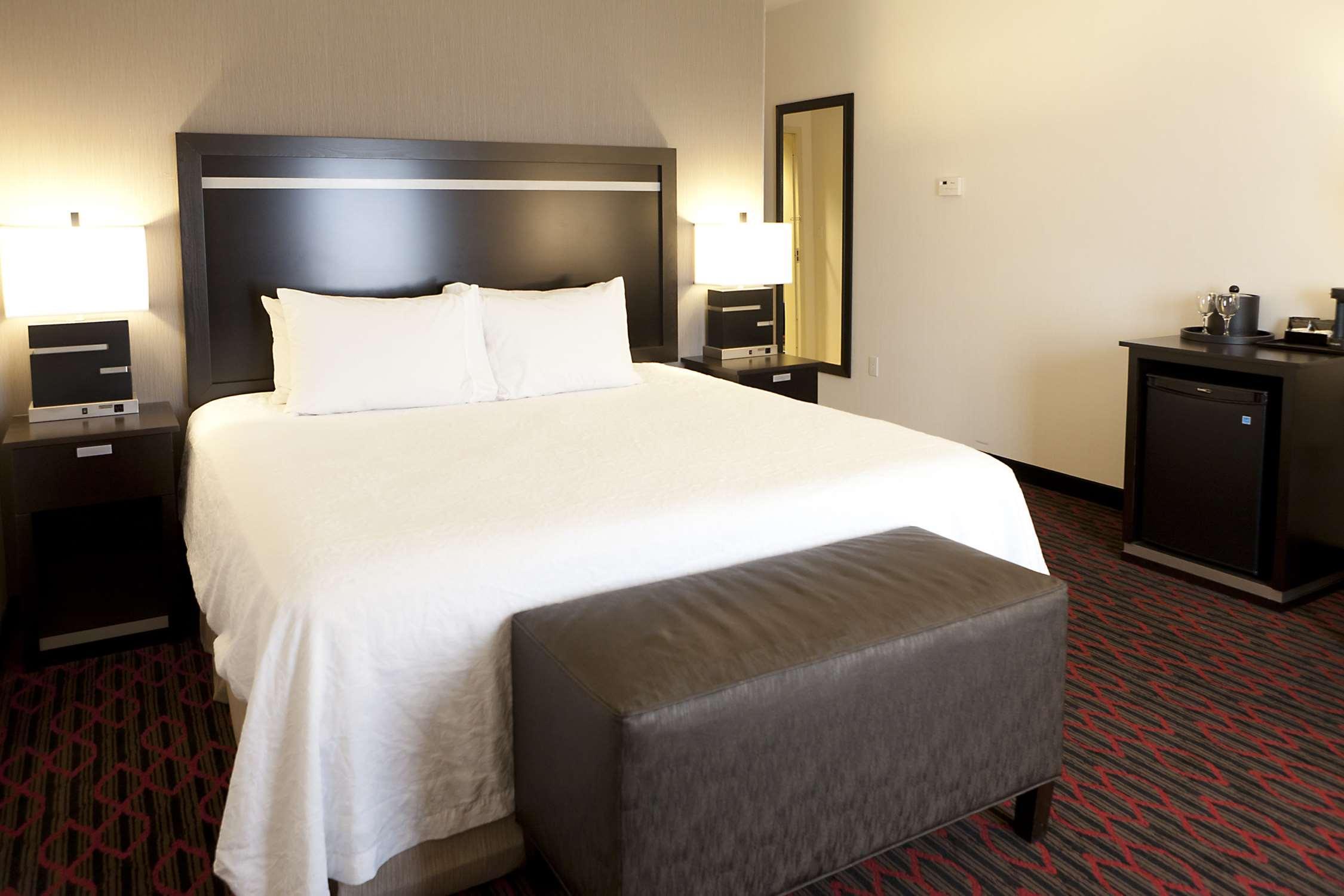 Hampton Inn & Suites By Hilton Летбридж Екстериор снимка