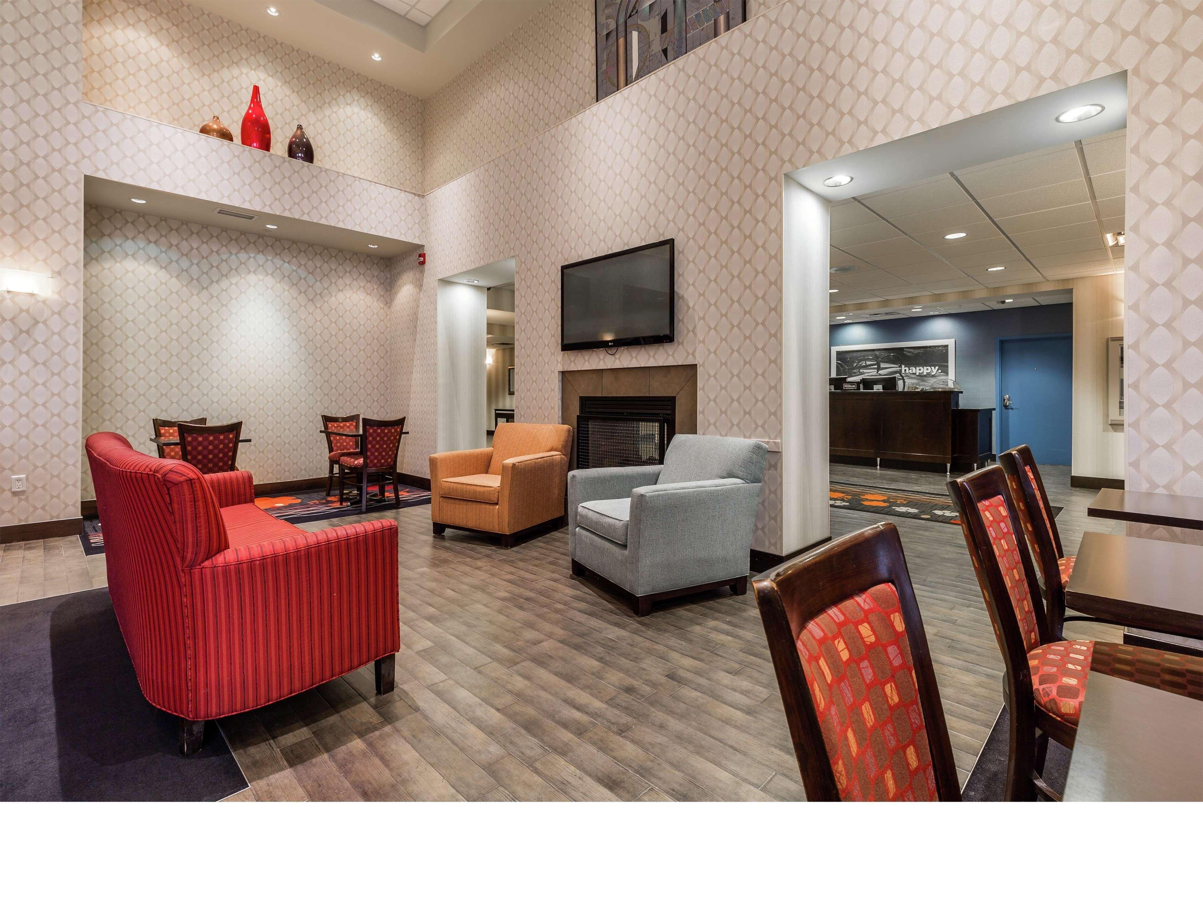 Hampton Inn & Suites By Hilton Летбридж Екстериор снимка