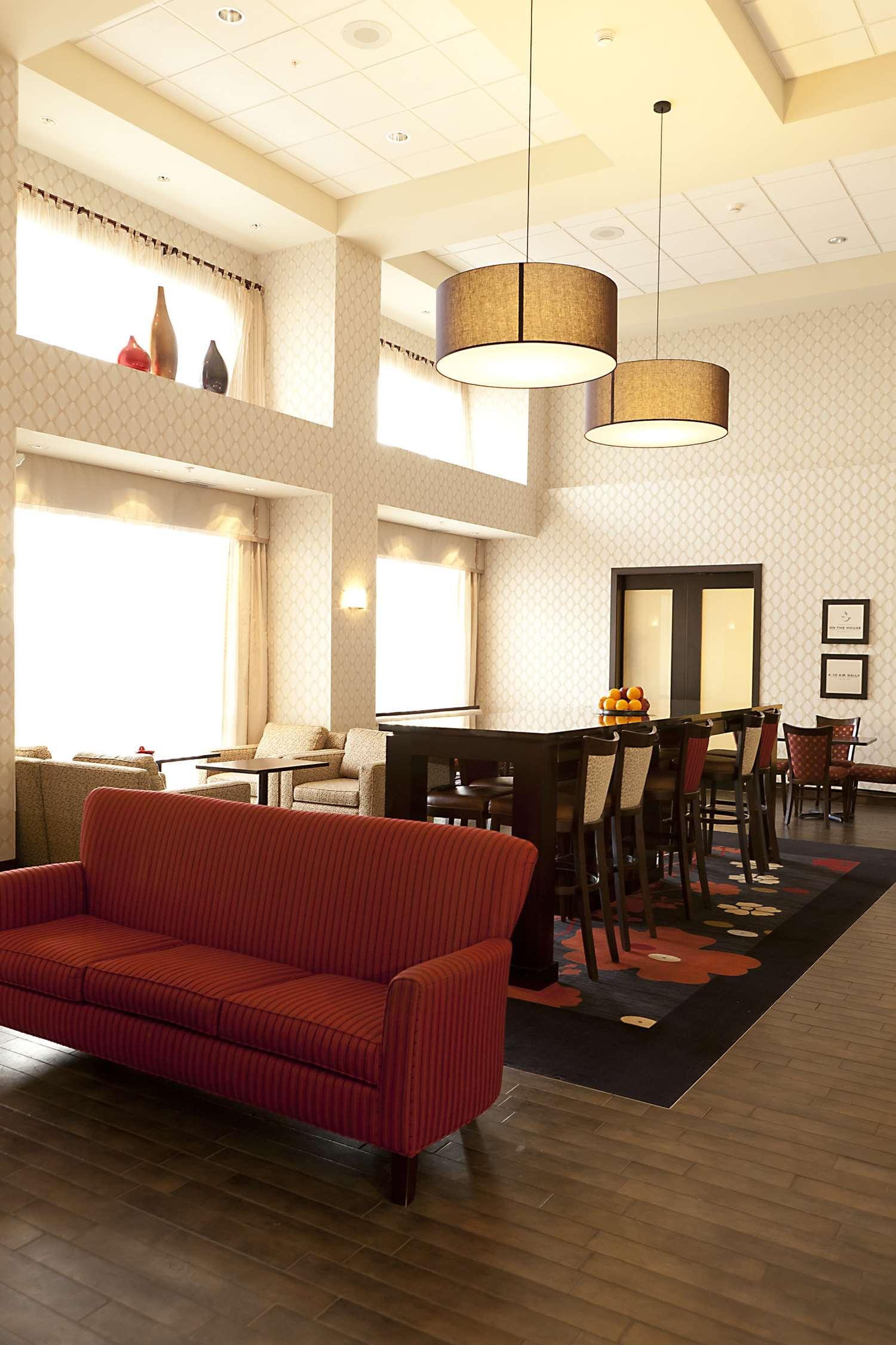 Hampton Inn & Suites By Hilton Летбридж Екстериор снимка