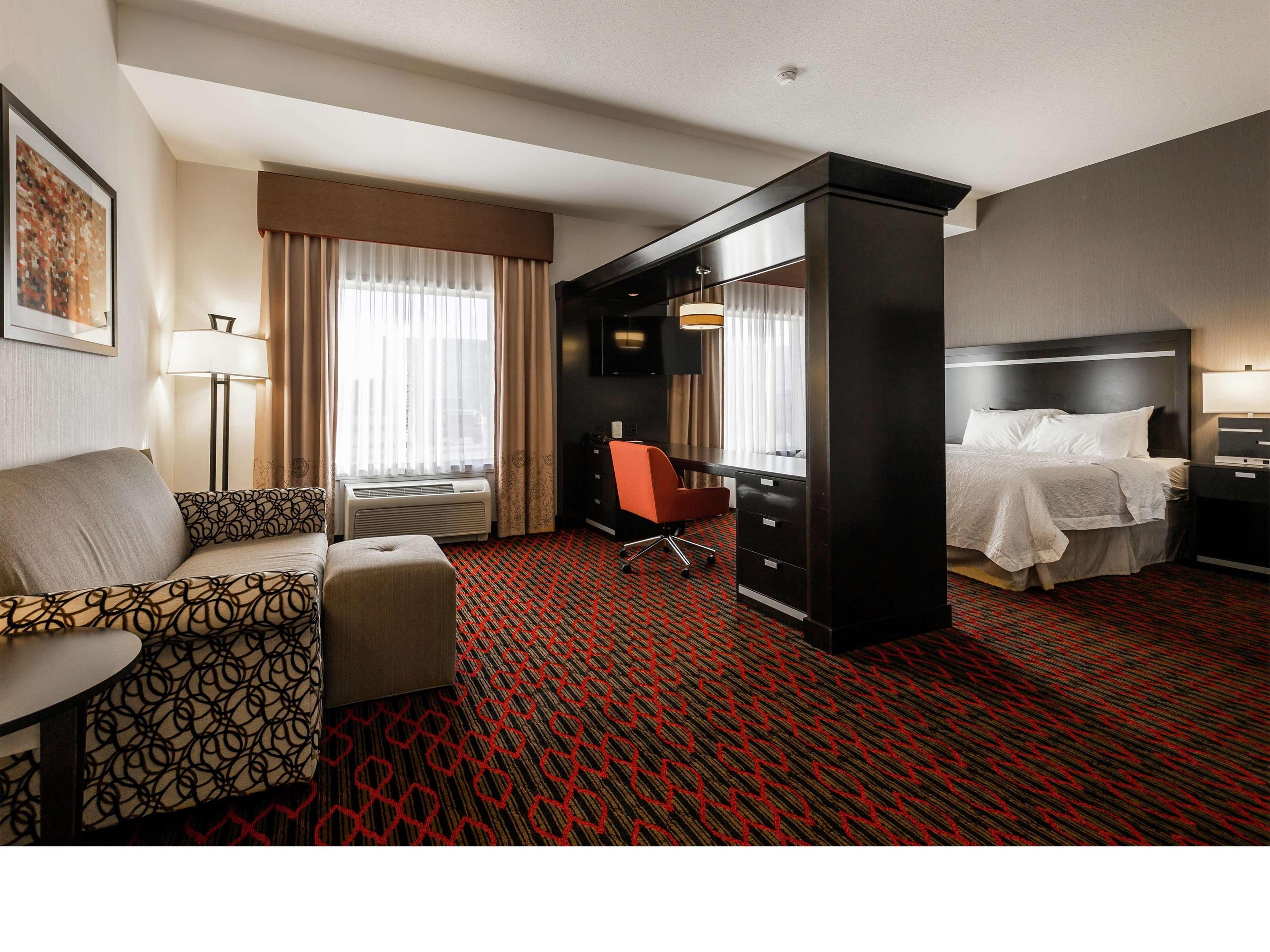 Hampton Inn & Suites By Hilton Летбридж Екстериор снимка