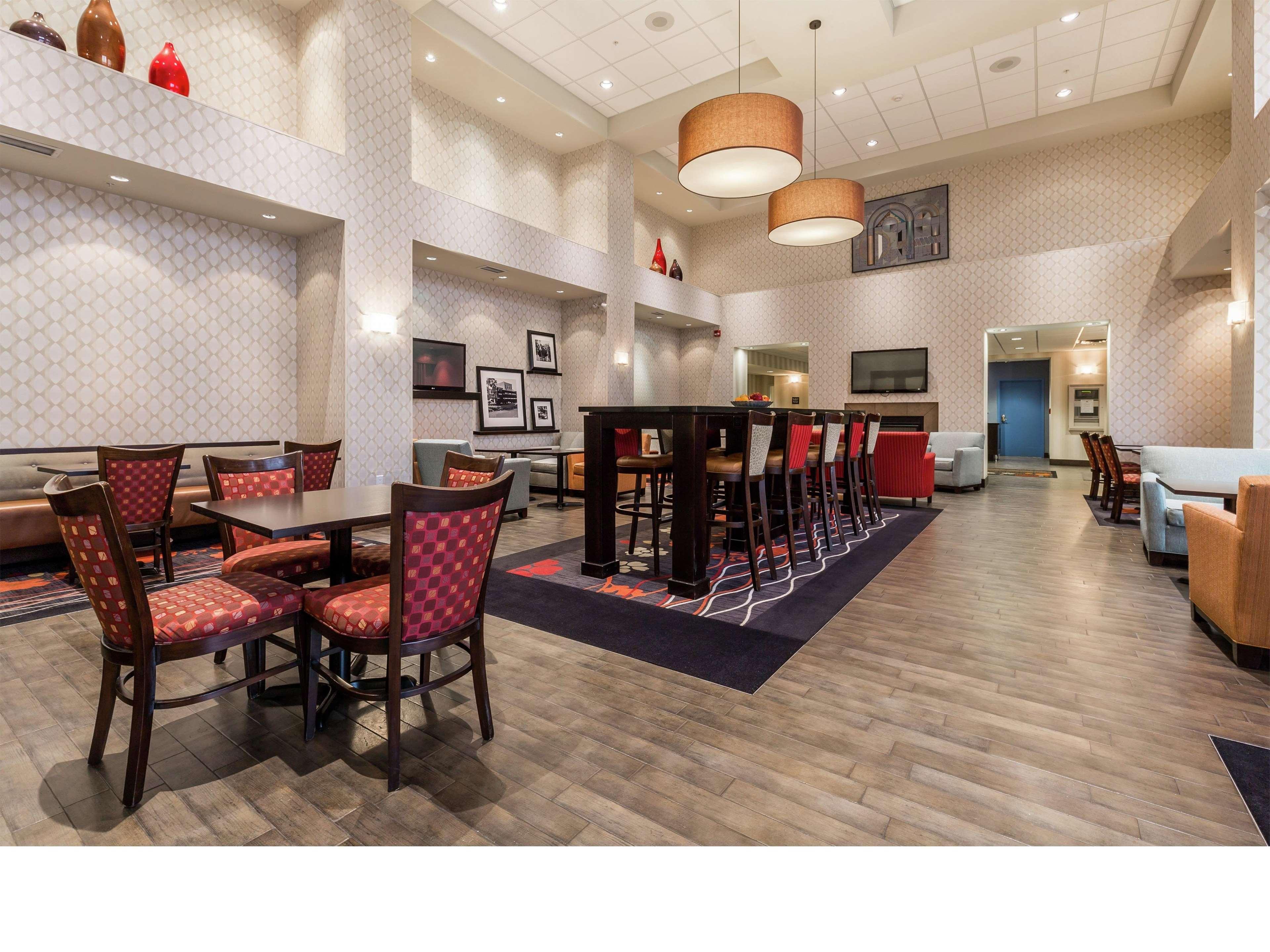 Hampton Inn & Suites By Hilton Летбридж Екстериор снимка
