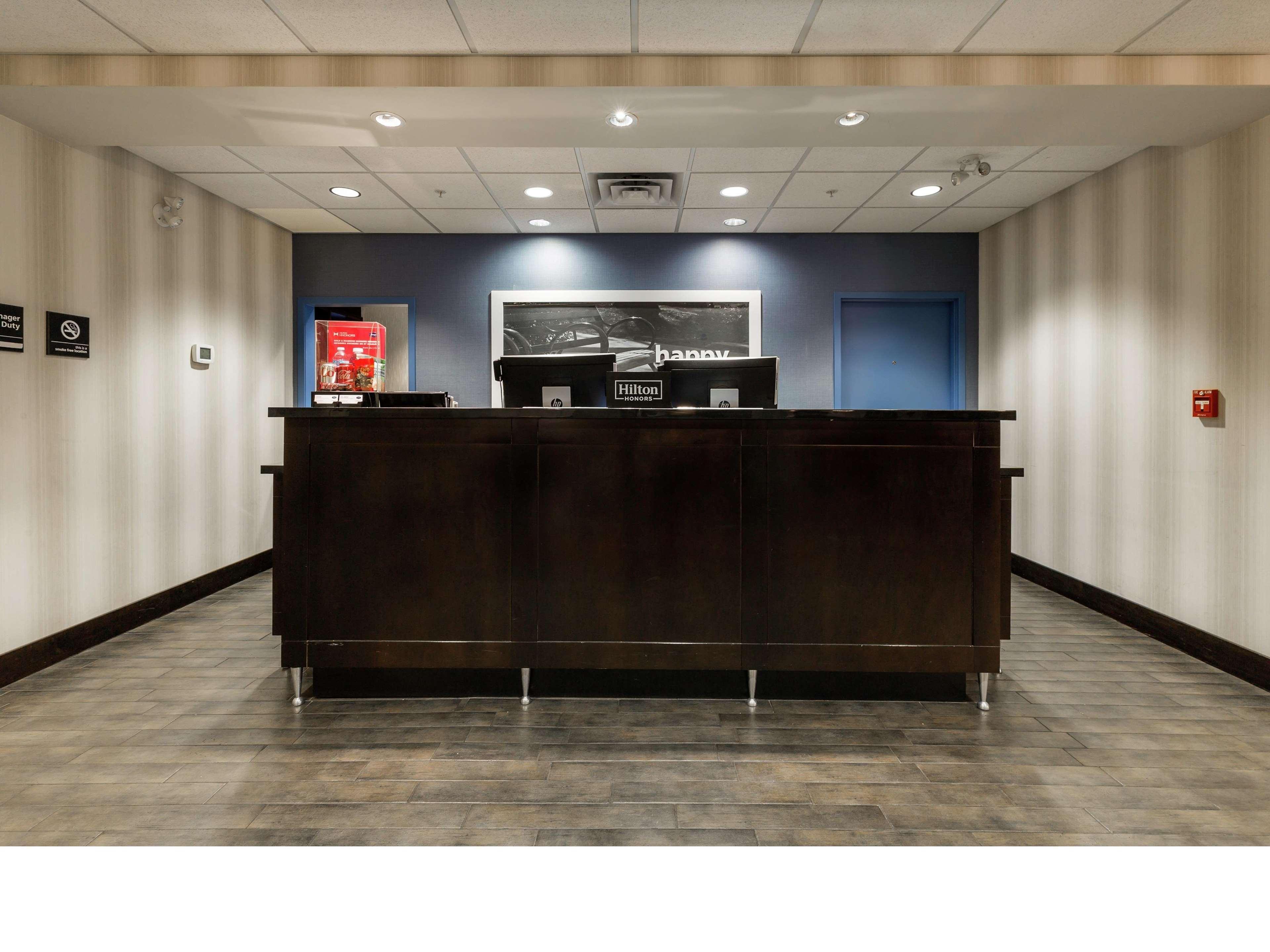 Hampton Inn & Suites By Hilton Летбридж Екстериор снимка