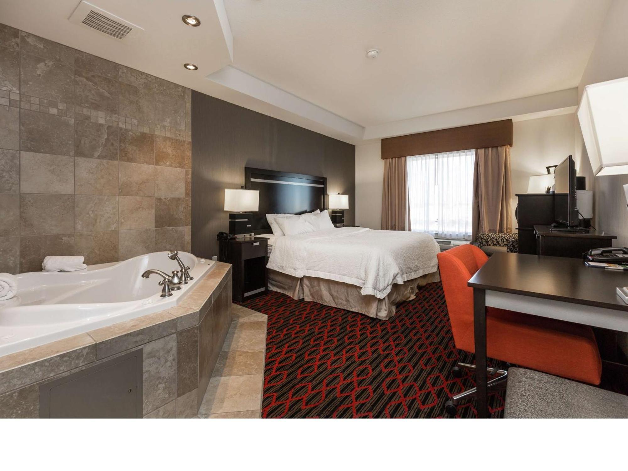 Hampton Inn & Suites By Hilton Летбридж Екстериор снимка