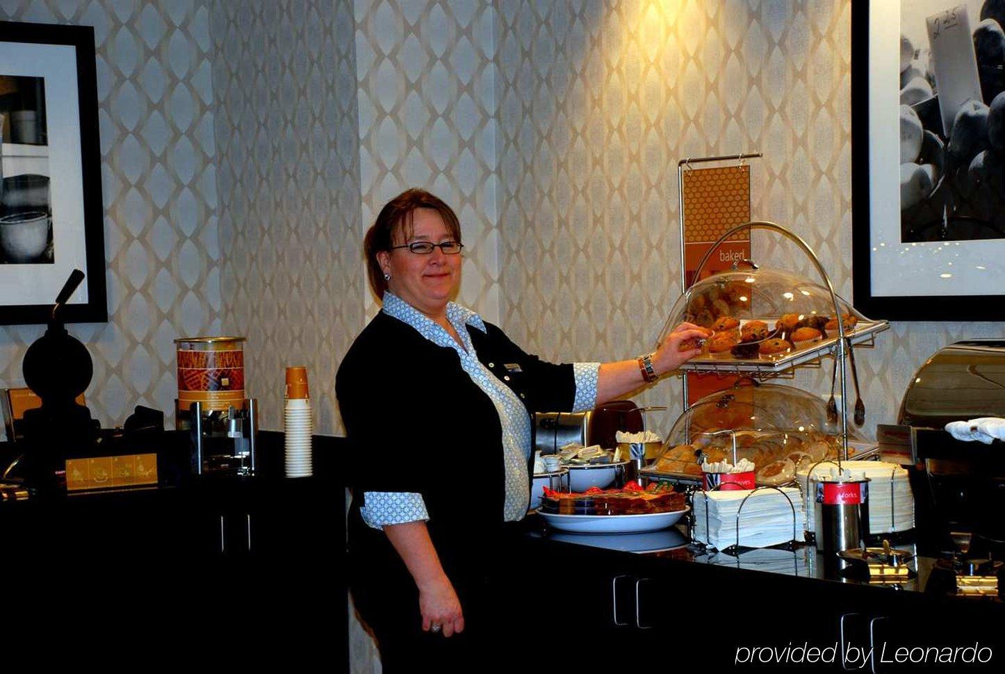 Hampton Inn & Suites By Hilton Летбридж Ресторант снимка