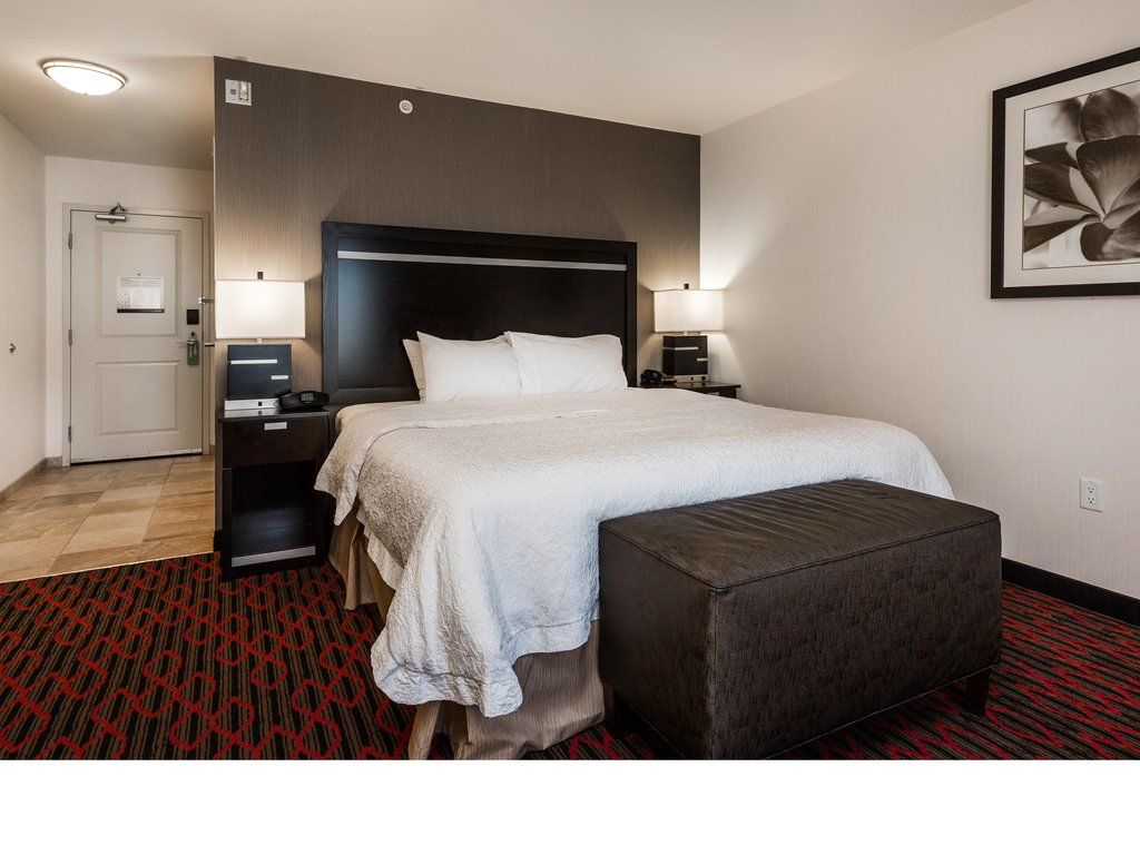 Hampton Inn & Suites By Hilton Летбридж Екстериор снимка